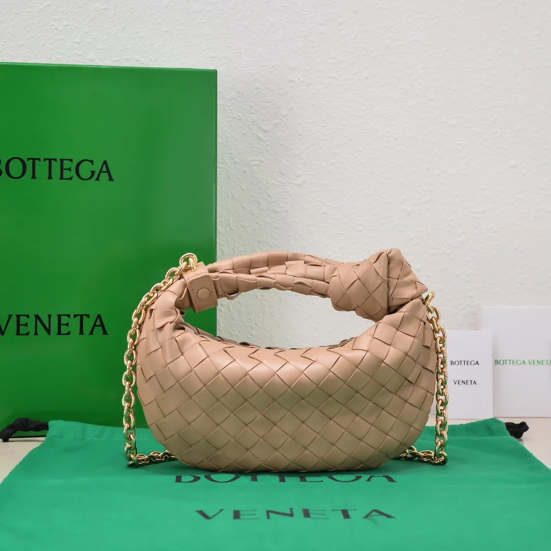 Batch 1220 Ready Stock/Milk Tea Color Hello everyone, I have a new name, it’s called chain jodie. Jodie’s chain clause ~ can finally be carried on the shoulder. It is based on the original bag type and adds a chain shoulder strap, and it is detachable! It's equivalent to spending one dollar to buy two bags. As the ace cutie of BV family, I really have no choice but to buy one! This bag of ours is really the same as ZP. You can wear it with a small amount of money~ Original sheepskin➕all steel hardware 28×23×8cm, model: 6699-9#